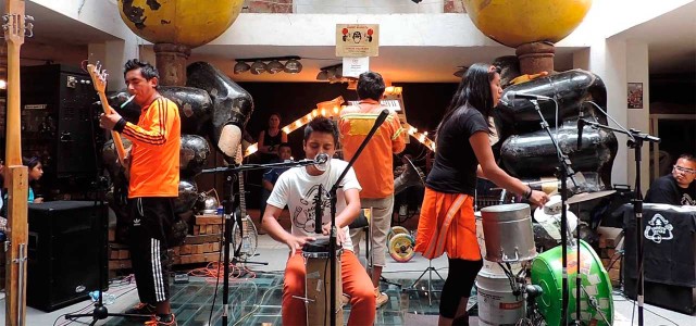 Orquesta Basura compõe suas músicas apenas com instrumentos reciclados