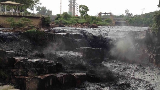 Salto, à 100 km de São Paulo, sofre a invasão de lama, lixo e esgoto do rio Tiete.